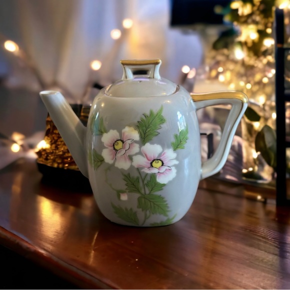 Beautiful Teapot from Occupied Japan - Picture 5 of 16